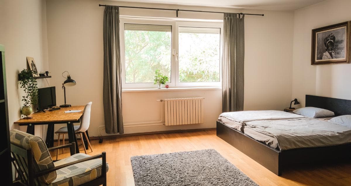 Do Military Guests Prefer King Beds or Multiple Singles?