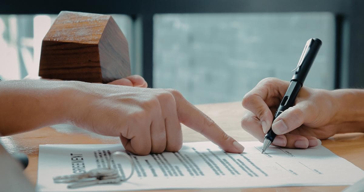 What are the reimbursement rules for off-base lodging — and how do they help owners?