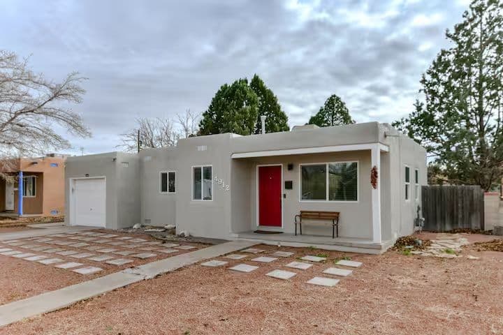 Cozy 2BR Home with Workspace & Private Yard Near Kirtland Air Force Base