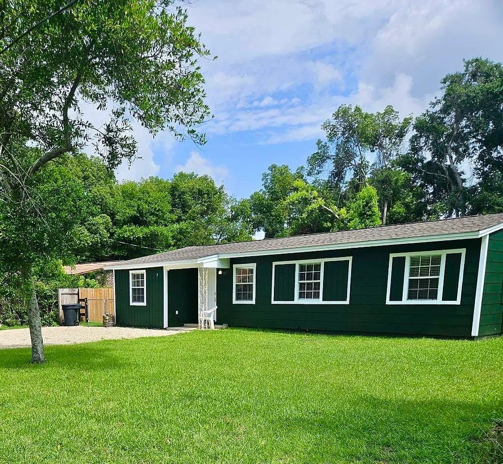 Emerald Cottage Close to Beach & Base - Pet Friendly