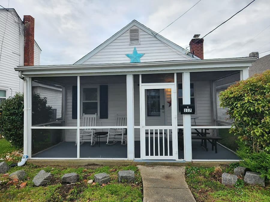 Buckroe Bungalow 2BR 1BA Langley AFB - Beach, Porch, Dog OK