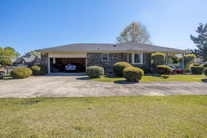 Spacious 3BR 2BA Home Shaw AFB - Porch, Gated Yard, Garage