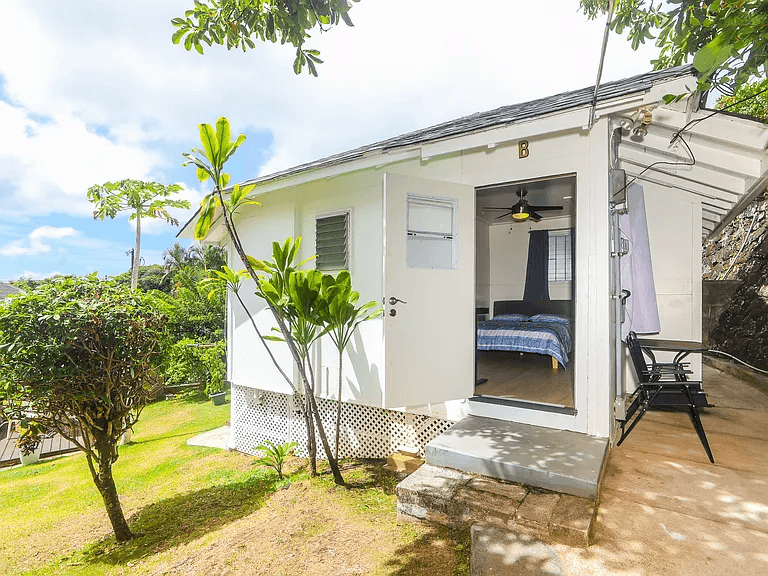 Peaceful 1BR Cottage with Workspace Near Hickam AFB