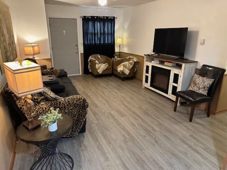 Pet-Friendly Private Bedroom & Bathroom Near Sheppard AFB
