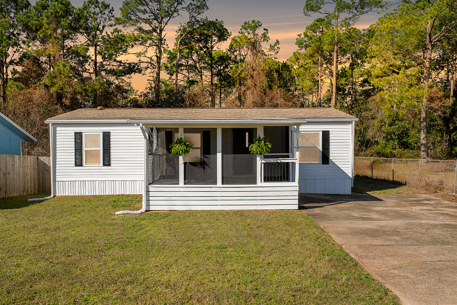 Remodeled 3BR Home Near Hurlburt AFB | Porches & Fire Pit