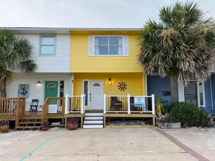 Spacious 2BR Townhome with Deck Near Eglin AFB