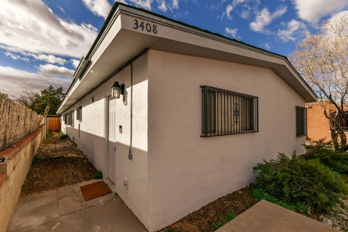 Spacious 4BR Home Near Kirtland AFB in Quiet Albuquerque Neighborhood